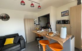 Appartement Chaleureux , Cosy, Bien Equipe Et Bien Place